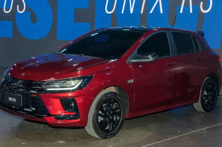 Chevrolet Onix e Onix Plus 2025 estreiam visual renovado e painel digital