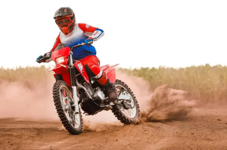 Honda CRF 300F 2026 estreia no Brasil em setembro com mais potência e câmbio de seis marchas