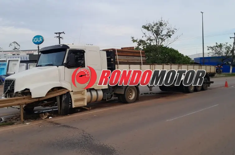 Carreta colide em guard rail na subida do viaduto em Porto Velho