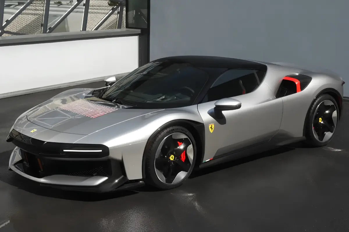 Ferrari revela CZ26, supercarro de 1.000 cv feito sob medida para um único cliente