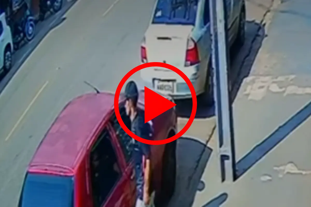 Ladrão é flagrado furtando sacola de compras dentro de carro na Jatuarana