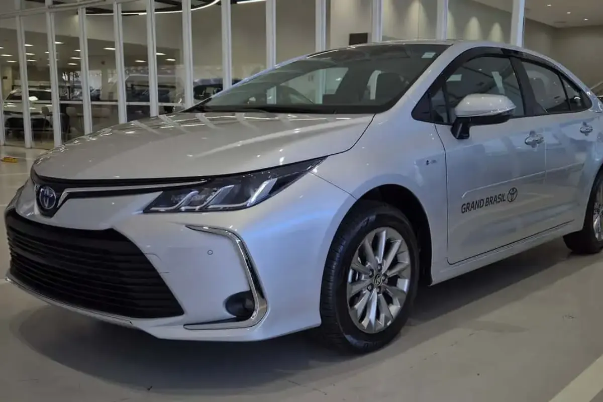 Toyota Corolla desaba 47% e BYD King fica a só 61 carros da liderança