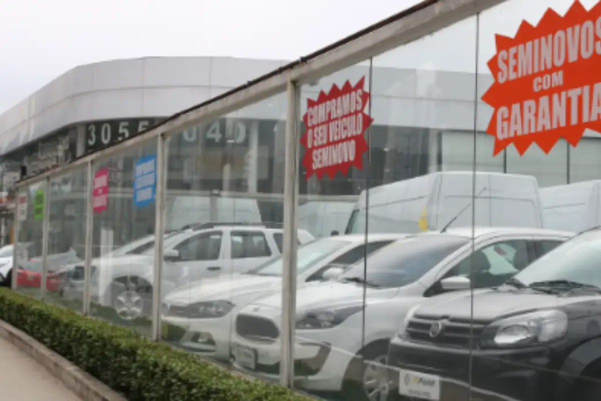 Motoristas de aplicativo e taxistas poderão financiar carros seminovos pelo programa Move Brasil