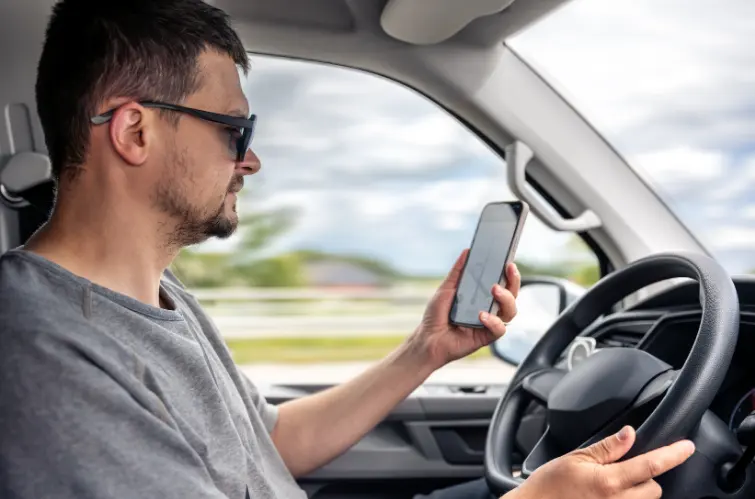 A partir de 2026 uso de celular ao volante terá o mesmo peso de dirigir embriagado