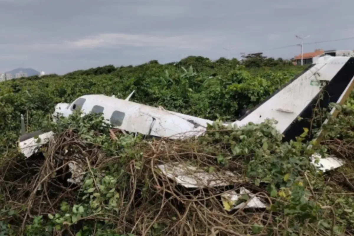 Avião de pequeno porte cai em praia de Santa Catarina e deixa dois homens em estado grave
