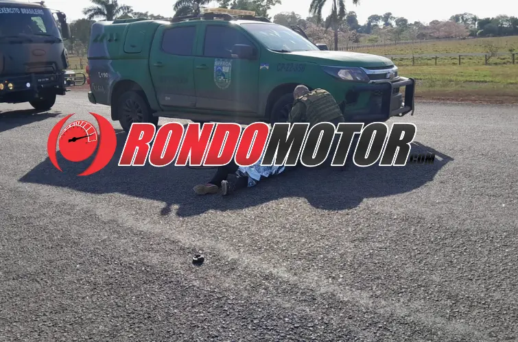Motociclista sofre grave queda na BR-364 após passar por pedaços de pneus