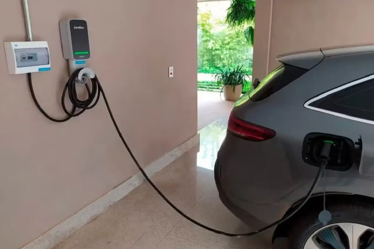 É possível ter carro elétrico sem carregador em casa? Veja o que considerar