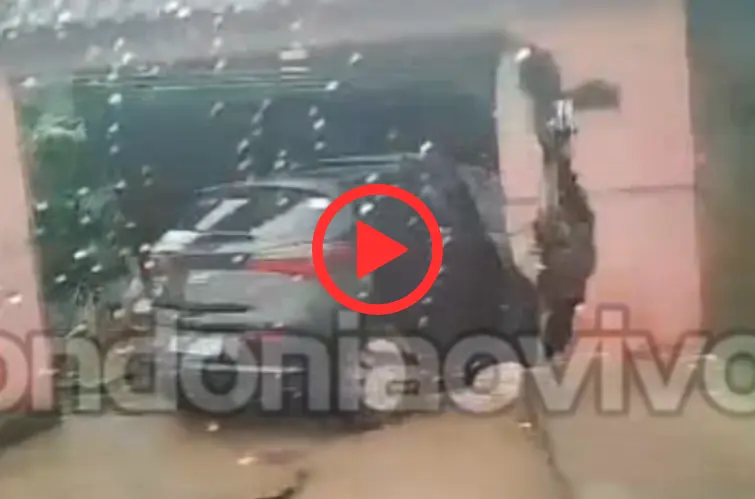 Casal fica ferido e carro invade residência após grave acidente  