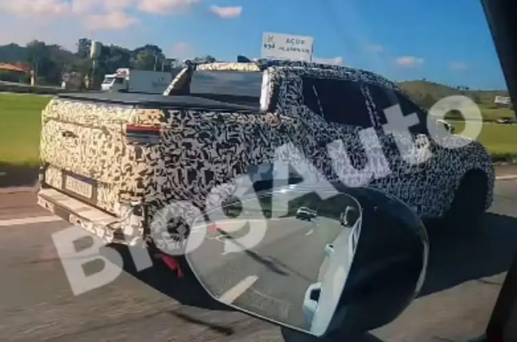 Flagra revela primeira aparição da nova picape da Toyota desenvolvida a partir do Corolla Cross