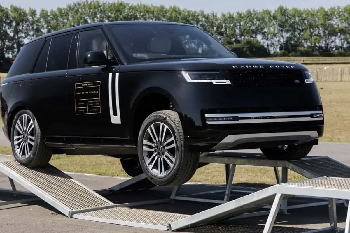 Land Rover prepara novo Range Rover Sport Electric com mais de 550 cv e estreia prevista para 2026