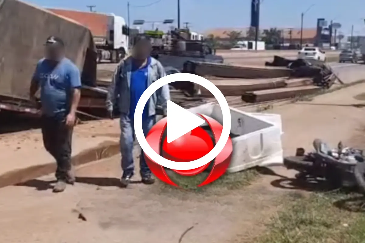 Carroceria de carreta se solta e atinge motocicleta na Rua da Beira