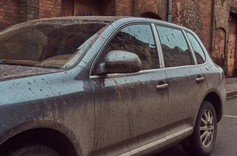 Ficar muito tempo sem lavar o carro pode estragar a pintura? Entenda os riscos, principalmente em época de chuva