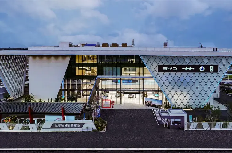 BYD inaugura “parque de diversões” automotivo com pistas, duna e até piscina para carros na China