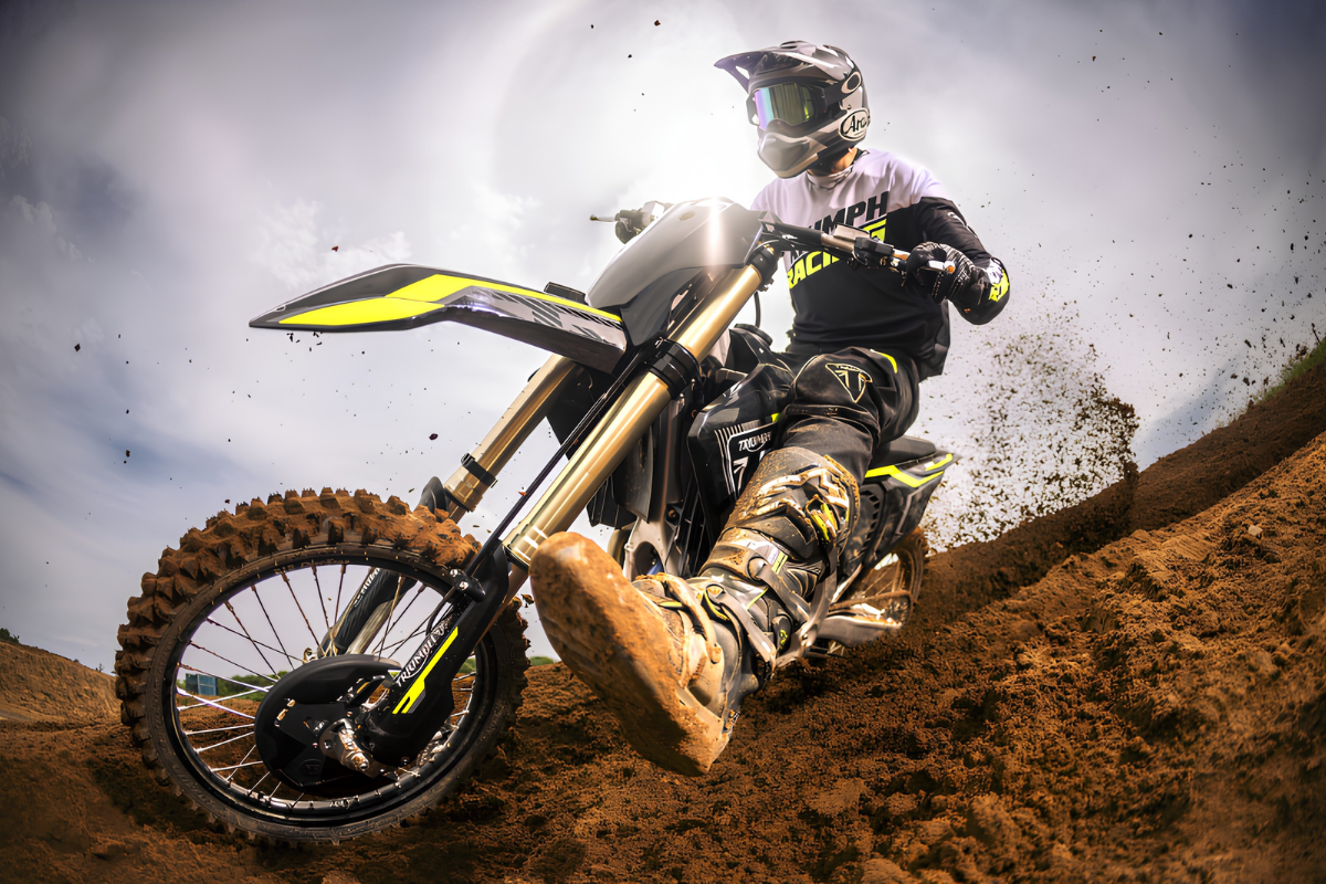 Triumph TF 250-X 2027 ganha ajustes no motor, suspensão e eletrônica