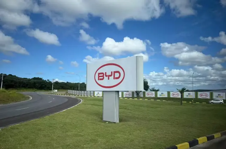 BYD é acusada de manter práticas de trabalho forçado em fábrica na Europa
