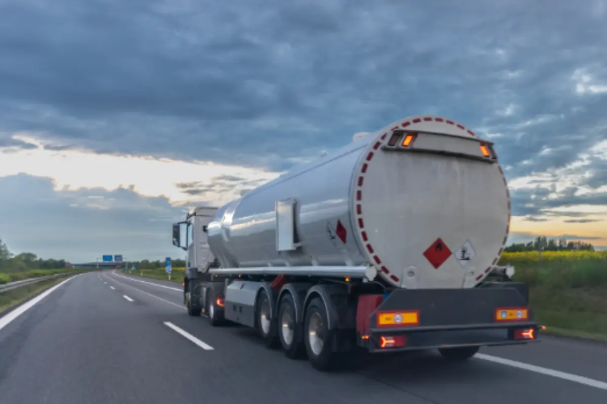 Governo reduz impostos sobre gasolina e etanol e cria subsídio de R$ 1 para o diesel