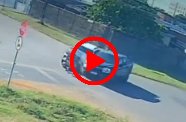 Câmera flagra forte colisão entre dois carros em cruzamento da Jaci-Paraná