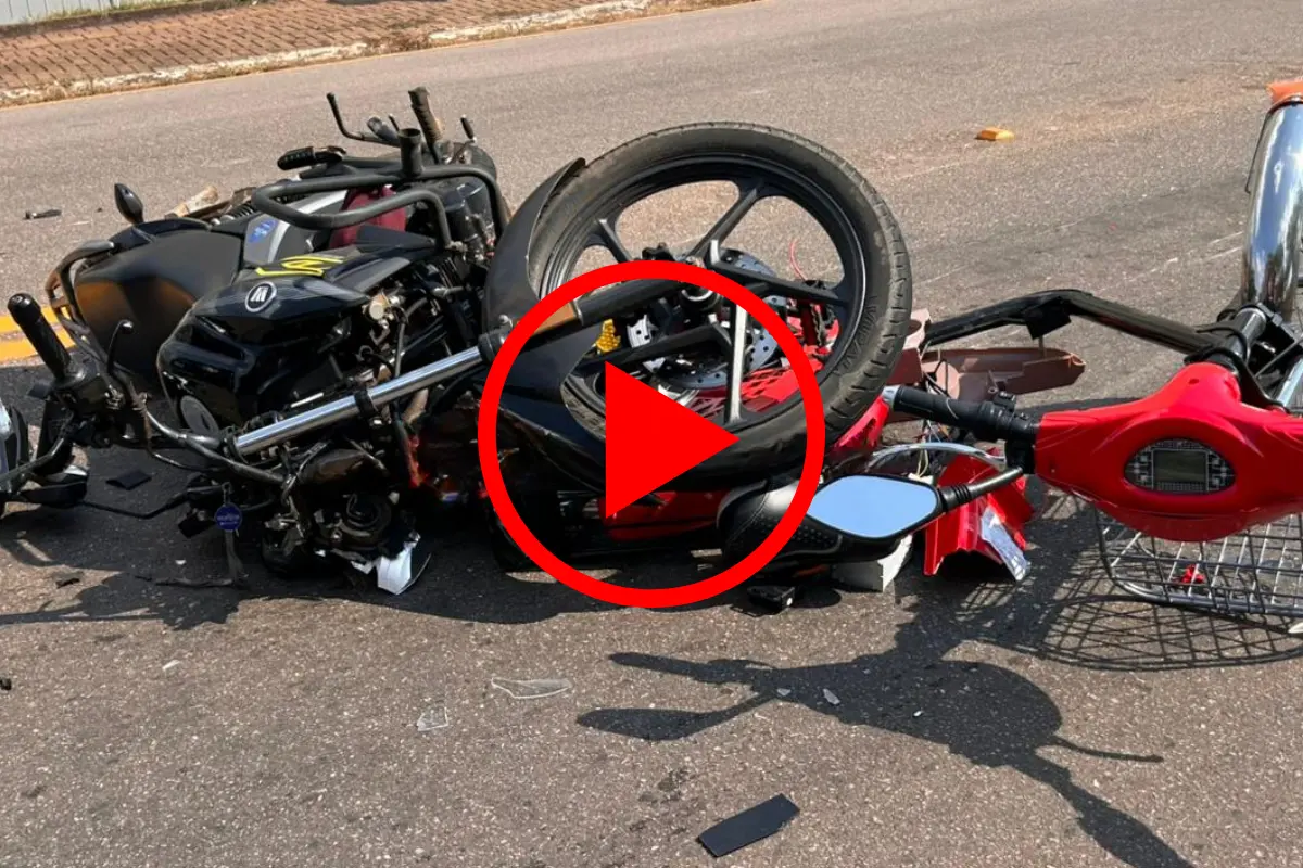 Motoboy e ciclista ficam gravemente feridos após colisão em frente a shopping