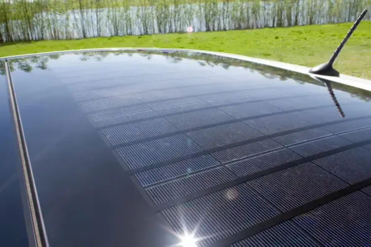 Por que os carros elétricos ainda não usam painéis solares para recarregar as baterias?