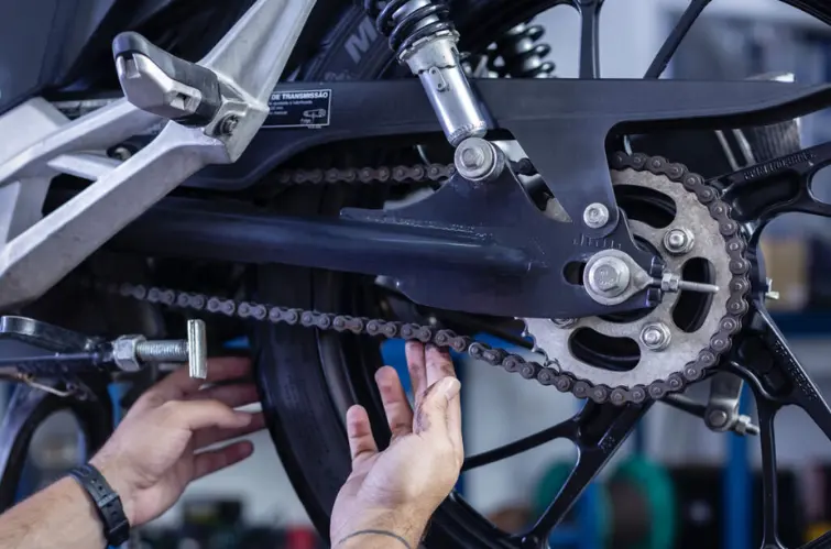 Como cuidar da corrente da moto e evitar desgaste precoce