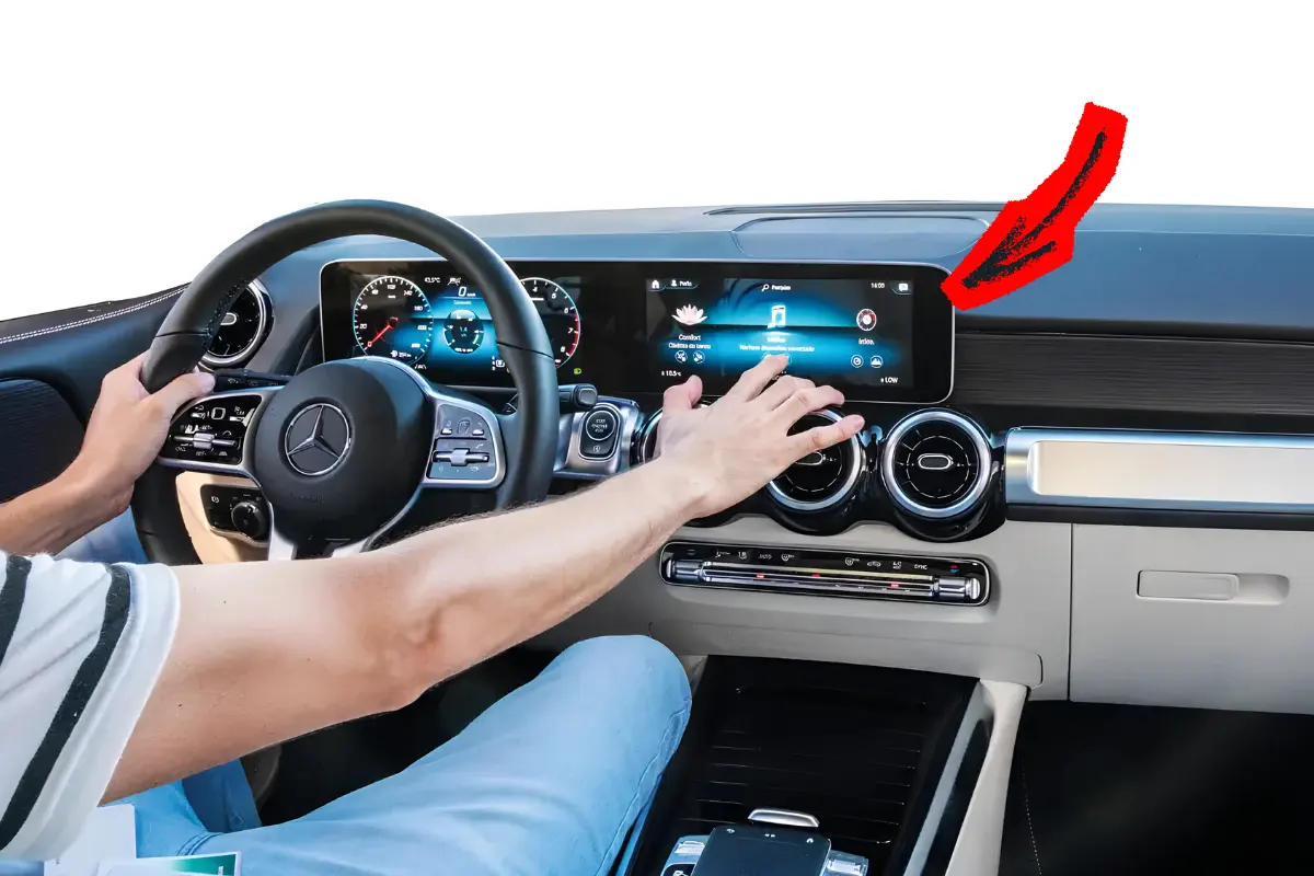 Mexer na central multimídia do carro pode gerar multa? Veja o que diz o Código de Trânsito