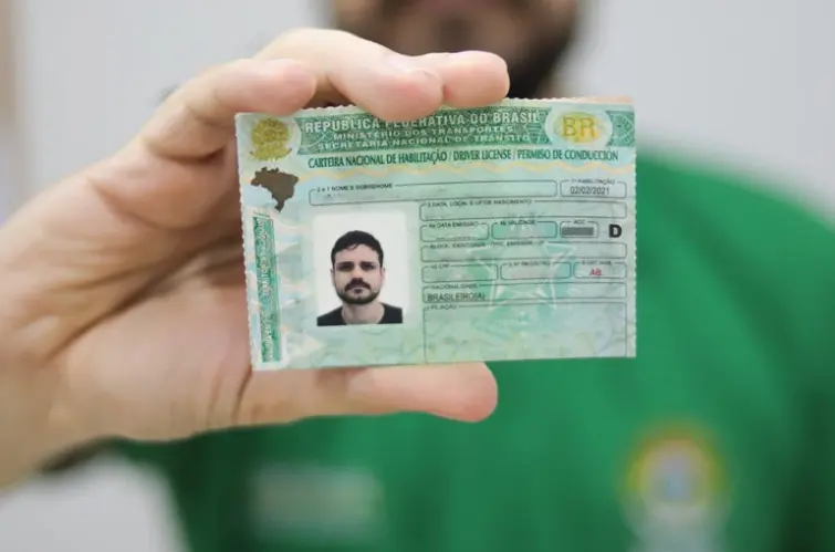 Renovação automática da CNH já beneficiou mais de 323 mil motoristas no Brasil