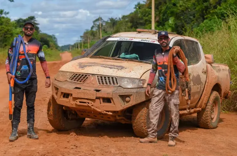 Conheça a dupla que já resgatou mais de 1.000 veículos na Transamazônica