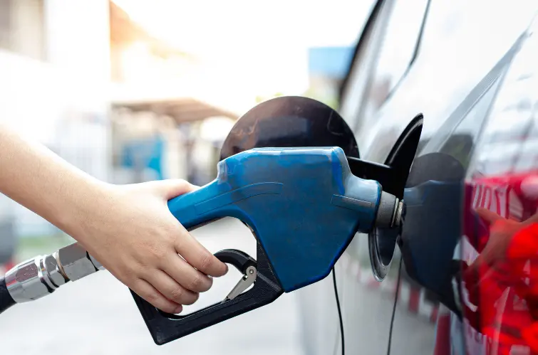 Preço da gasolina quase dobra no Brasil em 10 anos; ICMS terá novo aumento em 2026