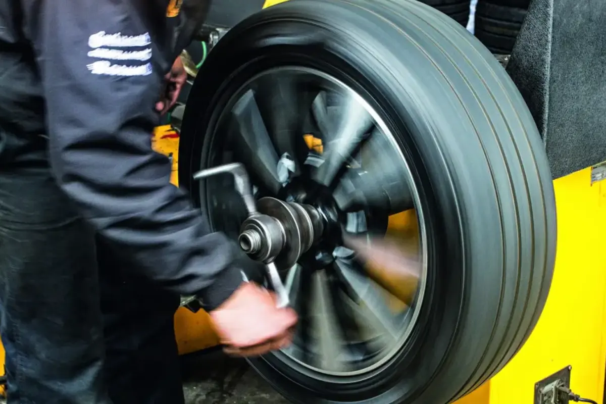 Balancear o pneu na máquina ou no eixo do carro: qual é a melhor opção?    
