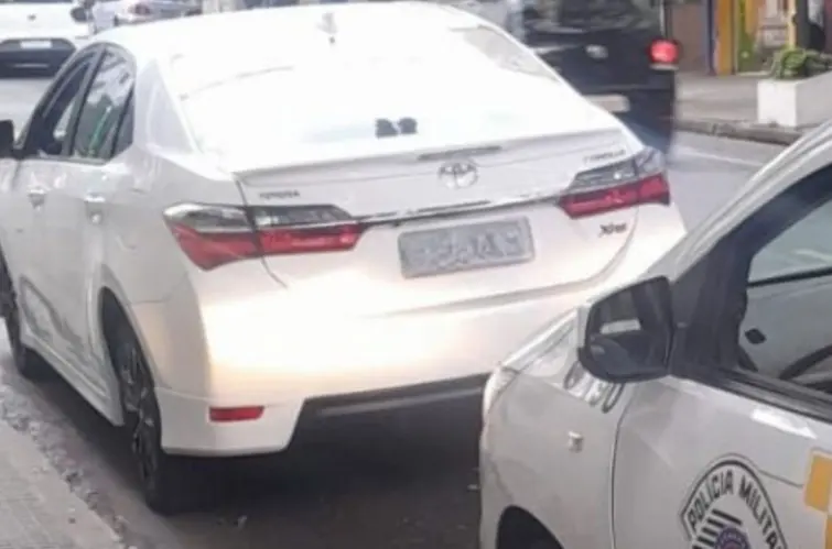Toyota Corolla com quase R$ 600 mil em multas é apreendido em São Paulo