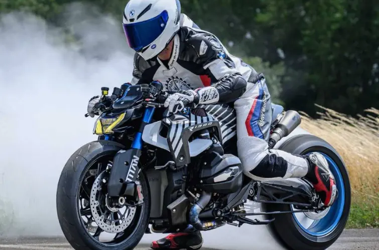 BMW apresenta R 1300 R Titan, moto única com nitro, fibra de carbono e potência insana