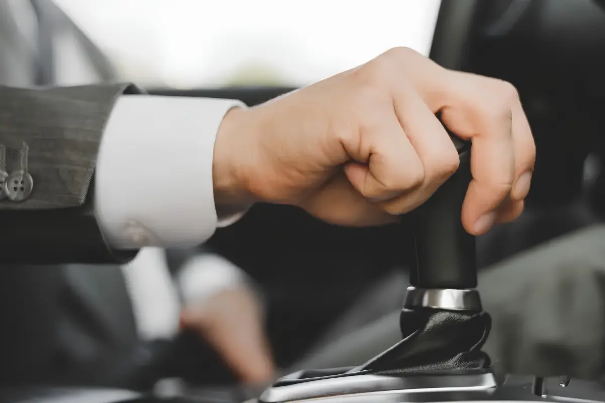 Dirige carro automático? Veja os erros mais comuns que podem destruir o câmbio e gerar prejuízos