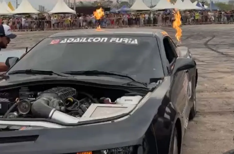Fúria em 4 Rodas rouba a cena no Rondônia Auto Show com dois Camaros pilotados pelo prefeito de Cacoal, Adailton Fúria