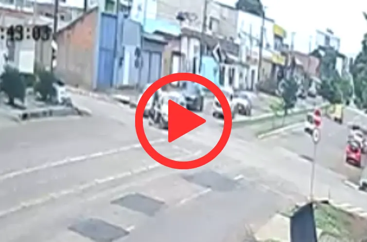 Vídeo registra acidente que deixou motociclista ferido