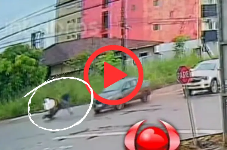 Veja vídeo de grave acidente com motociclista após motorista avançar preferencial em Porto Velho