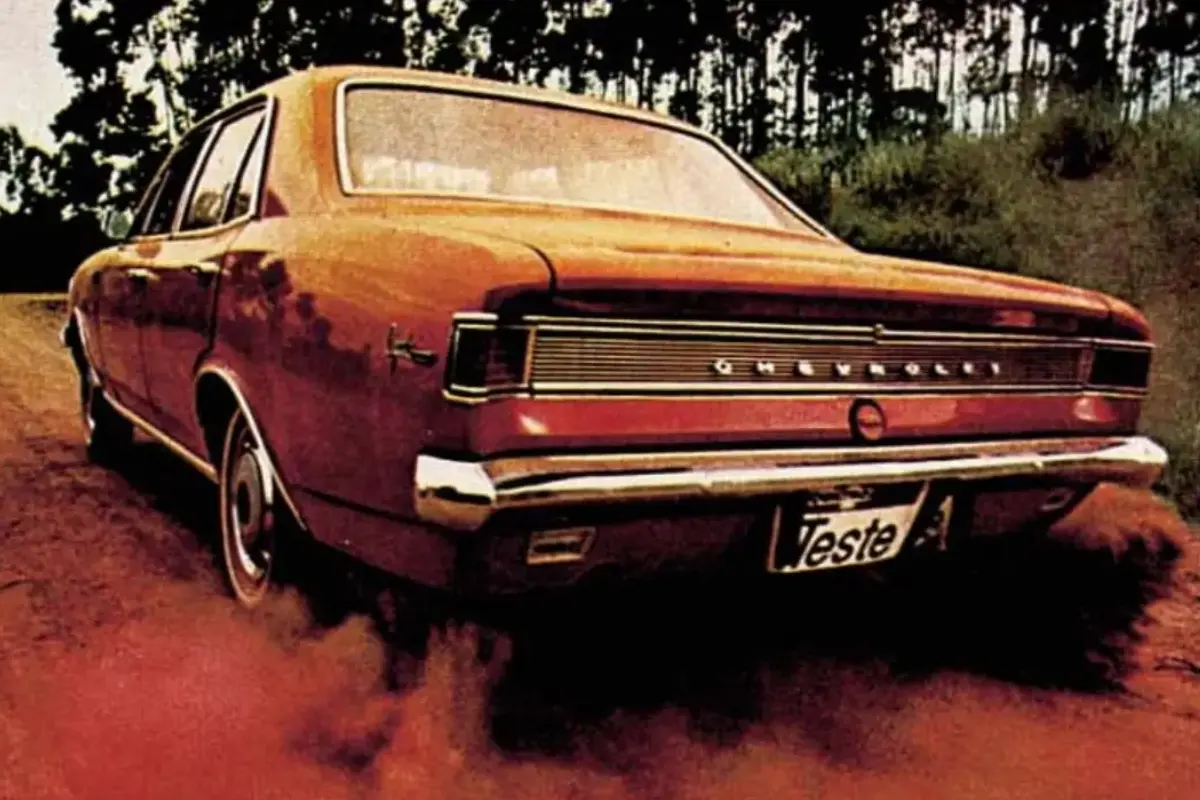 Graxa, ferrugem e vazamentos: a dura rotina de manutenção dos carros novos nos anos 60    