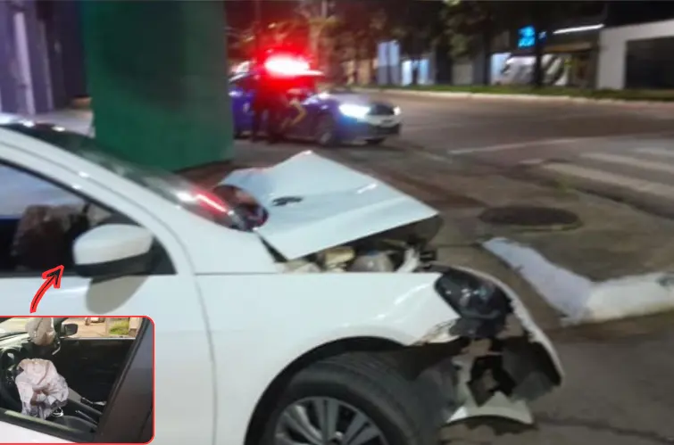 Motorista abandona carro após bater em poste durante a madrugada