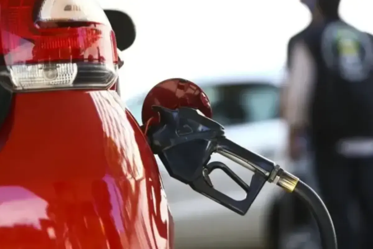 Quer fugir da gasolina E32? Hoje só existe uma alternativa nos postos brasileiros