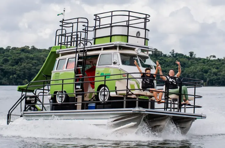 Kombi que flutua? Catamarã inspirado na Corujinha 1974 vira realidade no Brasil