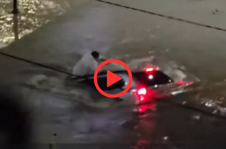 Motorista é arrastado por enxurrada durante temporal na Bahia; vídeo impressiona