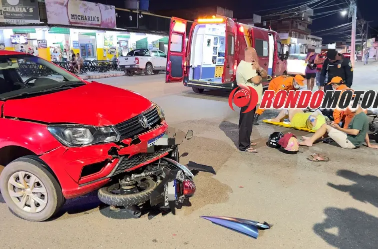 Moto fica embaixo de carro após atropelamento que deixou casal ferido em Porto Velho