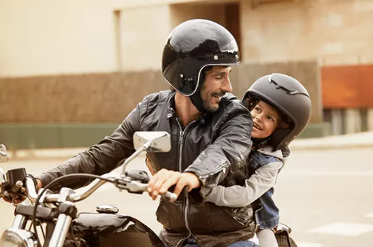 Ainda não sabe o que dar de presente pro seu pai? Que tal cuidar da moto dele com o Pit Stop Yamalube da Yamaha Bingool?