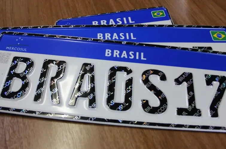 Adesivo “anti radar” na placa vira alvo de fiscalização e pode render multa gravíssima