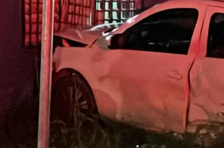 Motociclista fica em estado grave após acidente; carro atinge residência na zona Leste