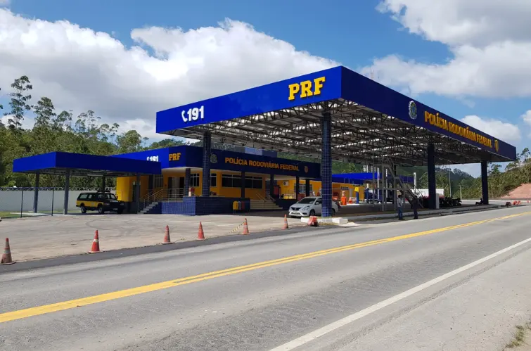 Motorista é multado após pedir macaco emprestado em posto da PRF para trocar pneu furado