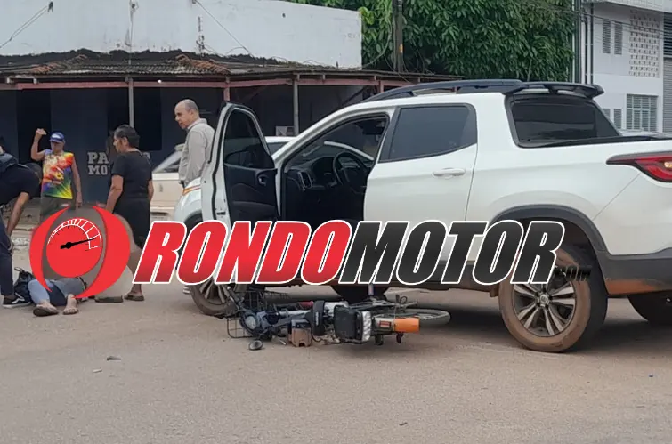 Mulher em bicicleta elétrica é atingida por Fiat Toro após motorista avançar preferencial