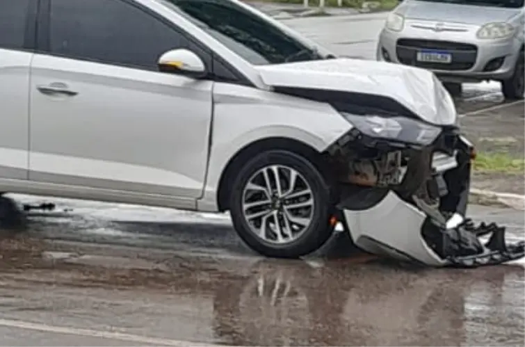 Colisão em cruzamento deixa motorista ferido no bairro Nova Porto Velho