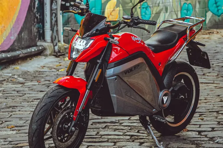 Vale a pena ter uma moto elétrica em 2025? Veja prós, contras e o que dizem os números