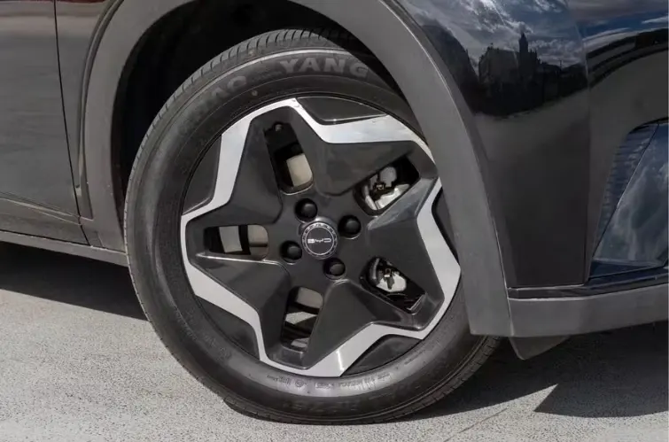 Desgaste de pneu é maior em carros elétricos e híbridos? Entenda