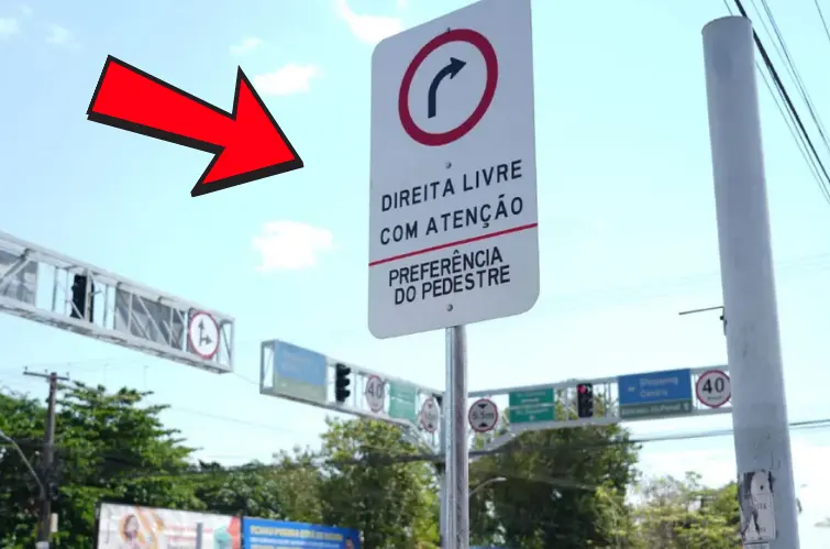 Essa sinalização em Porto Velho permite virar à direita mesmo no sinal vermelho